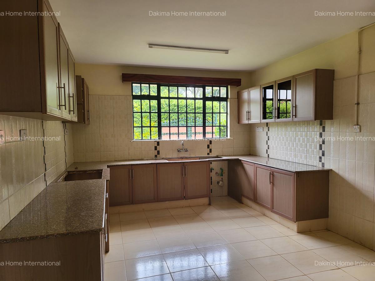 5 Bed Townhouse with En Suite in Rosslyn - 2