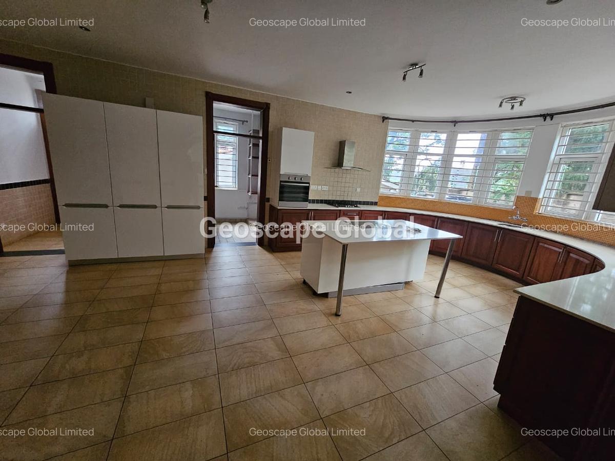 5 Bed House with En Suite in Rosslyn - 3