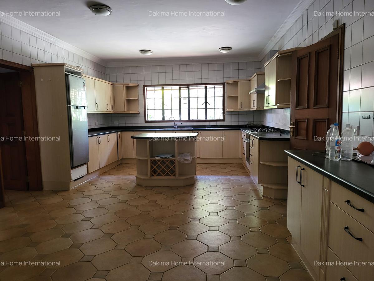 5 Bed House with En Suite in Runda - 4