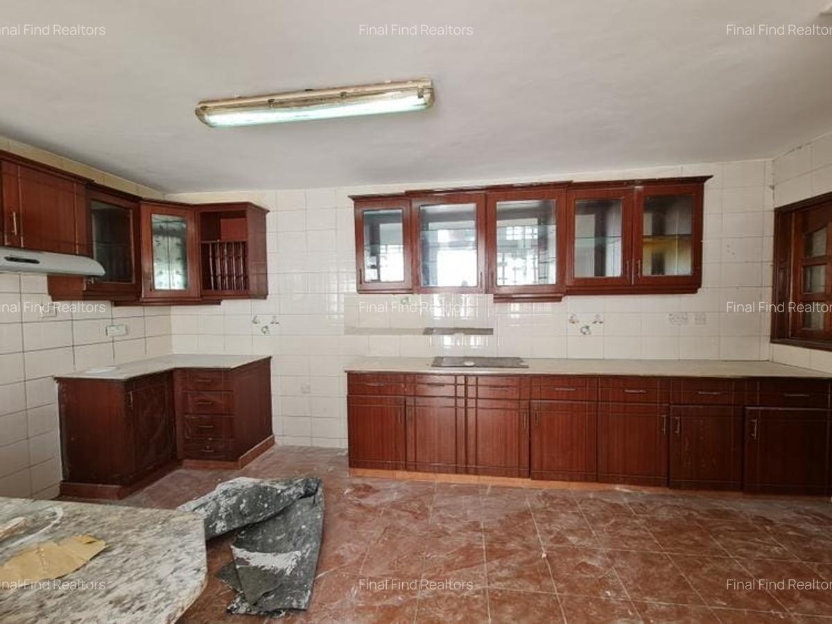 5 Bed Townhouse with En Suite in Westlands Area - 13