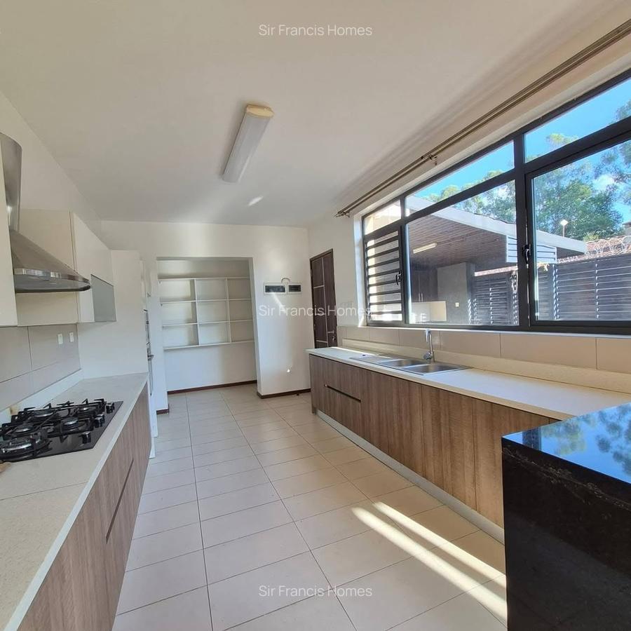 4 Bed Townhouse with En Suite at Garden Estate - 10