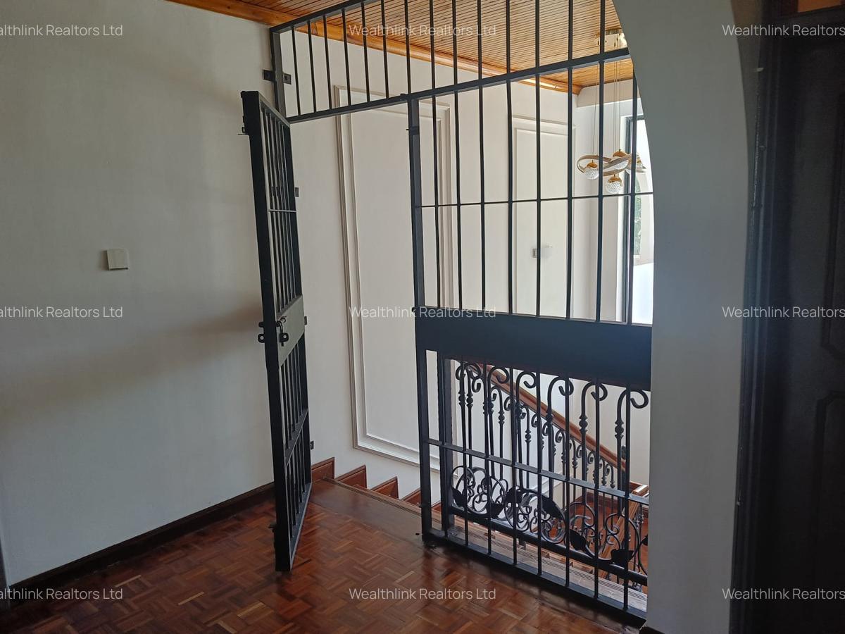 5 Bed House with En Suite at Garden Estate - 9