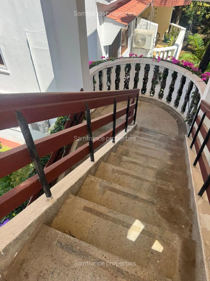1 Bed Apartment with En Suite at 3Rd Avanue - 5