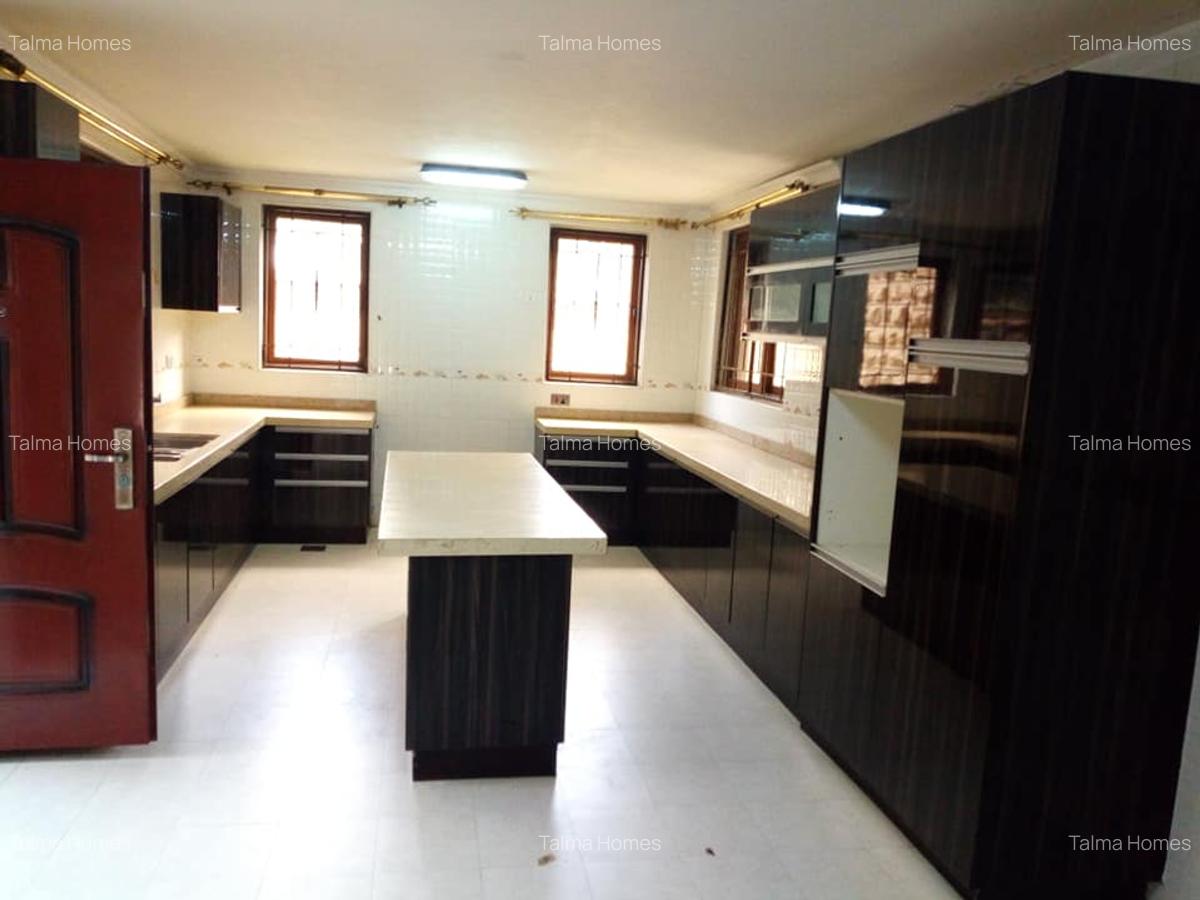 5 Bed Townhouse with En Suite at Off Convent Drive - 2