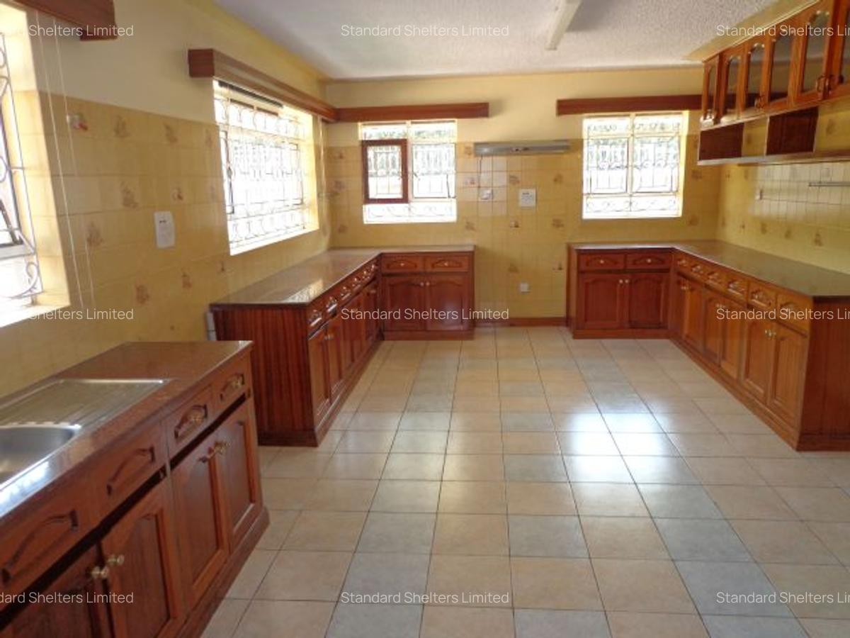 6 Bed House with En Suite in Nyari - 11