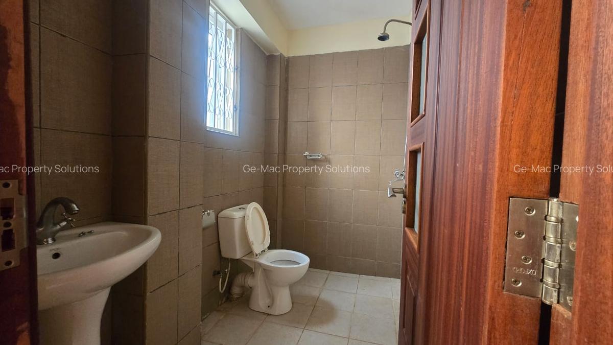 5 Bed House with En Suite in Lavington - 8