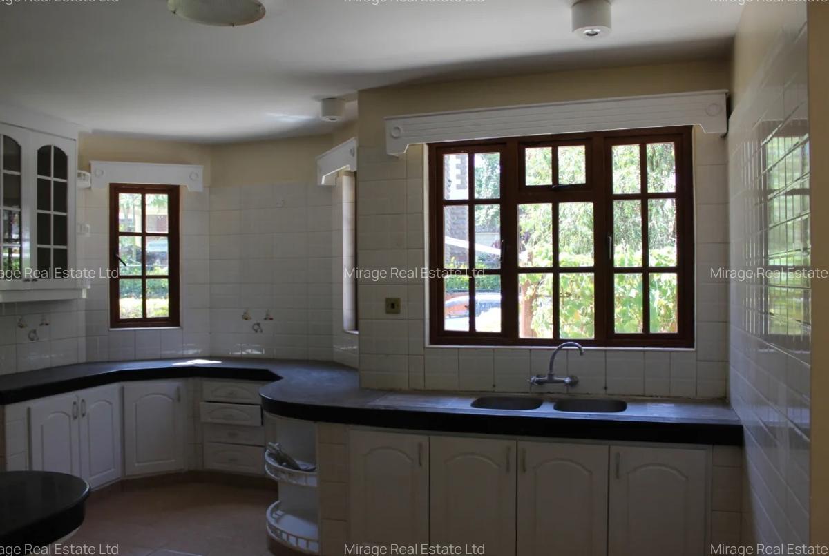 5 Bed Townhouse with En Suite in Lavington - 10