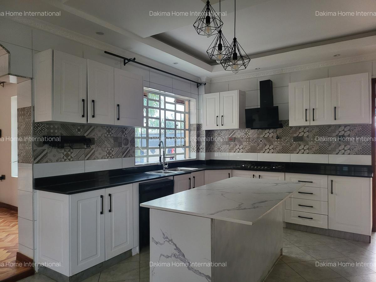 5 Bed House with En Suite in Runda - 2