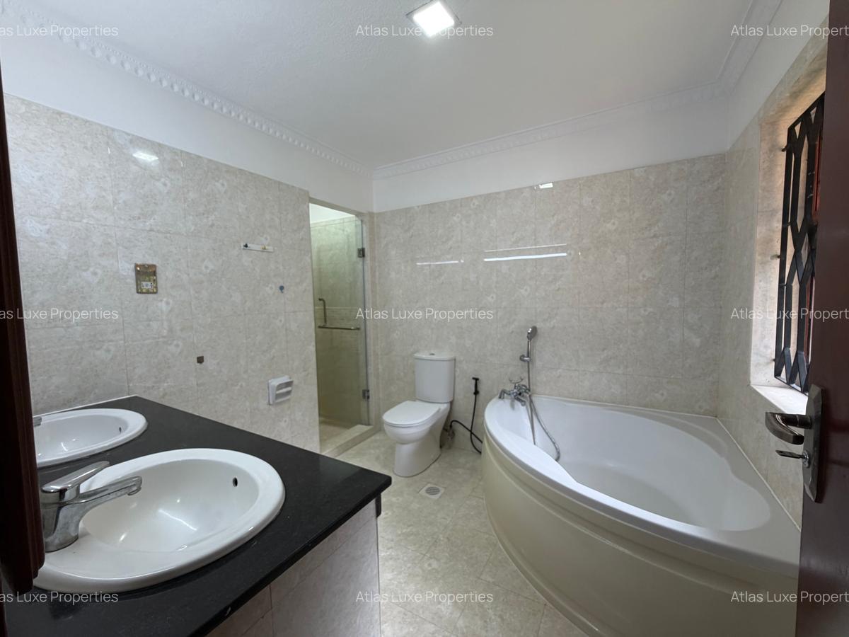 5 Bed Townhouse with En Suite at Old Runda - 9