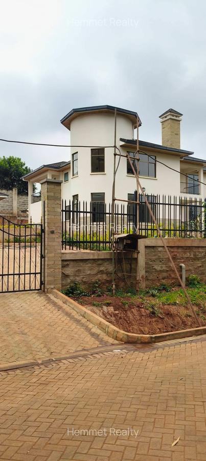 4 Bed Townhouse with En Suite in Rosslyn - 1