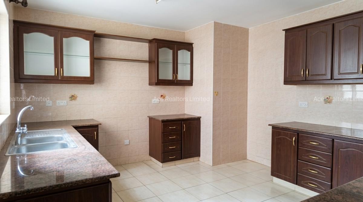 3 Bed Apartment with En Suite at Sports Road - 8