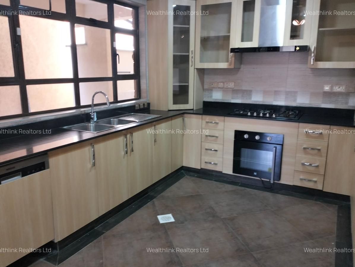 5 Bed Townhouse with En Suite at Lavington - 15