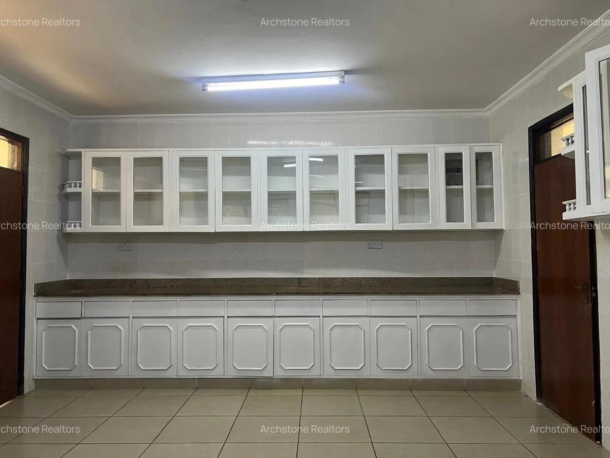 5 Bed House with En Suite in Nyari - 3