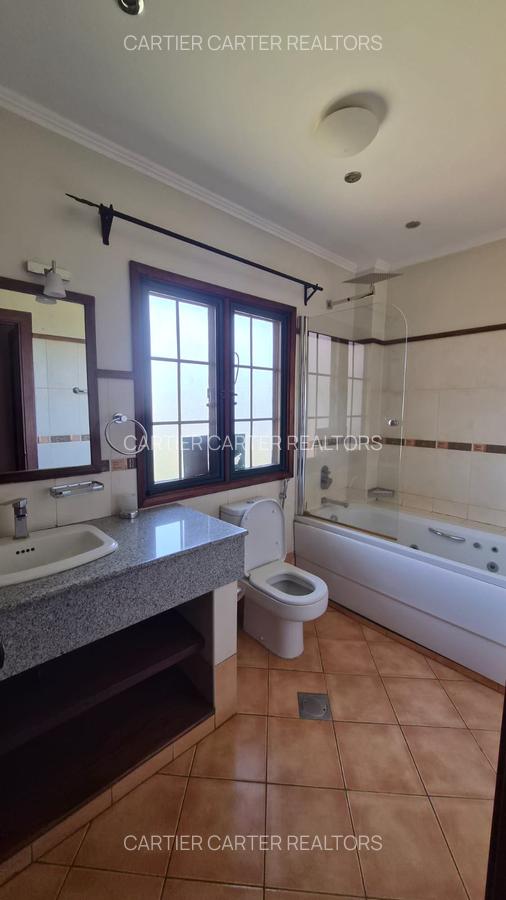 4 Bed Villa with En Suite in Windsor - 5