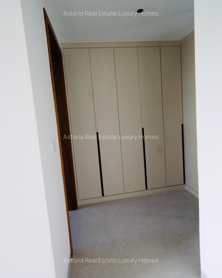 3 Bed Apartment with En Suite at 2026-401 - 7