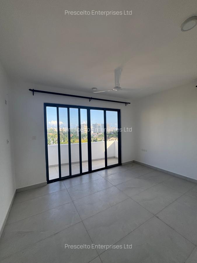 3 Bed Apartment with En Suite at Off Links Road - 10