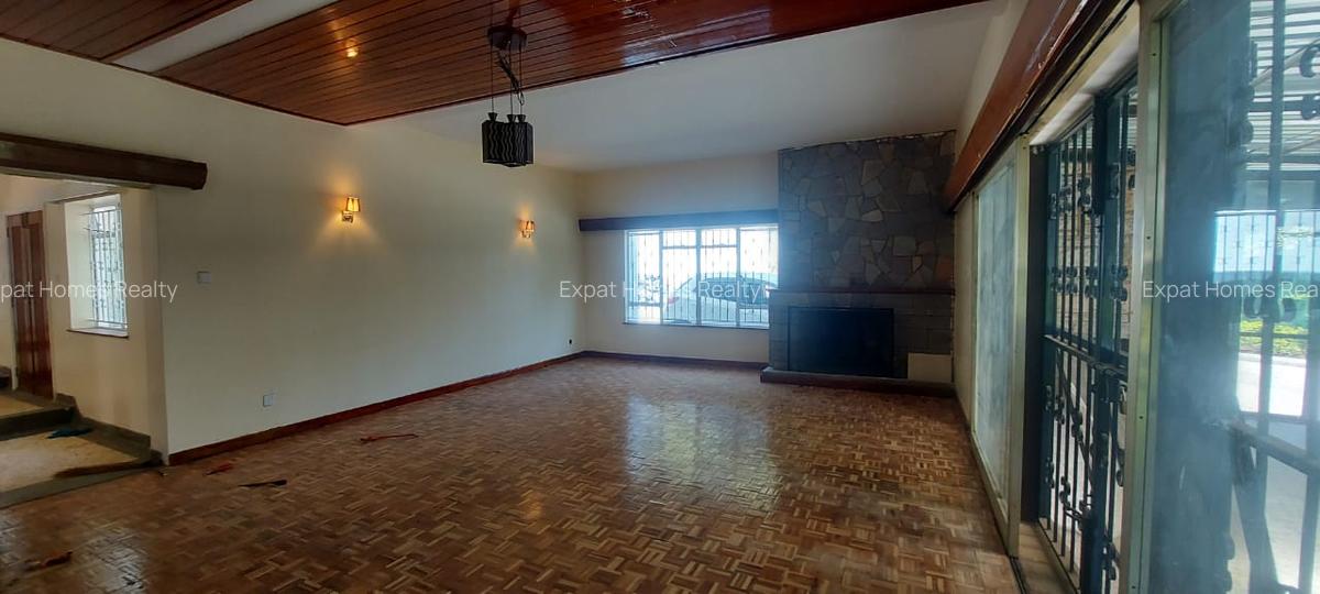 4 Bed House with Garden in Lavington - 2