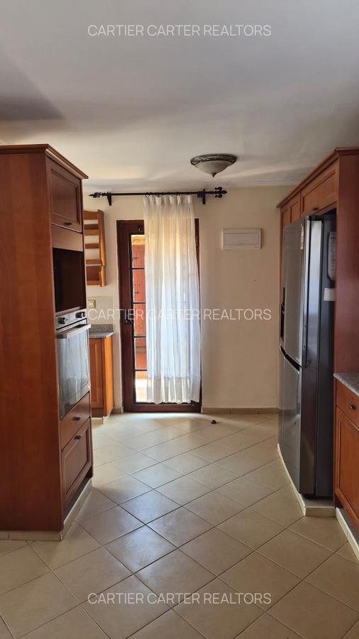 4 Bed Villa with En Suite in Windsor - 6