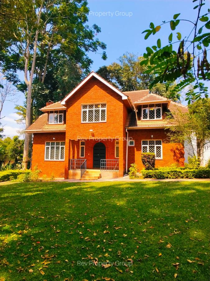5 Bed Villa with En Suite in Rosslyn - 1