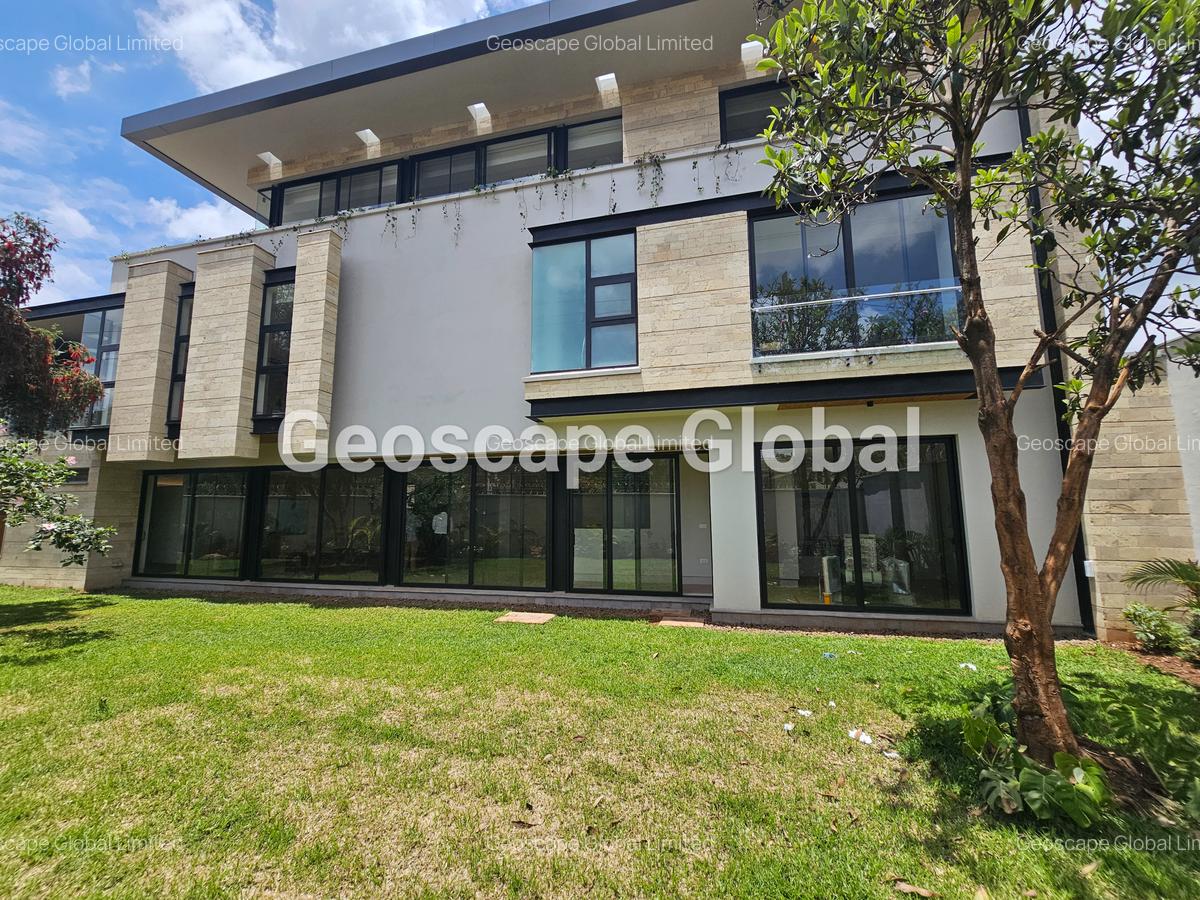 5 Bed Townhouse with En Suite in Brookside - 1