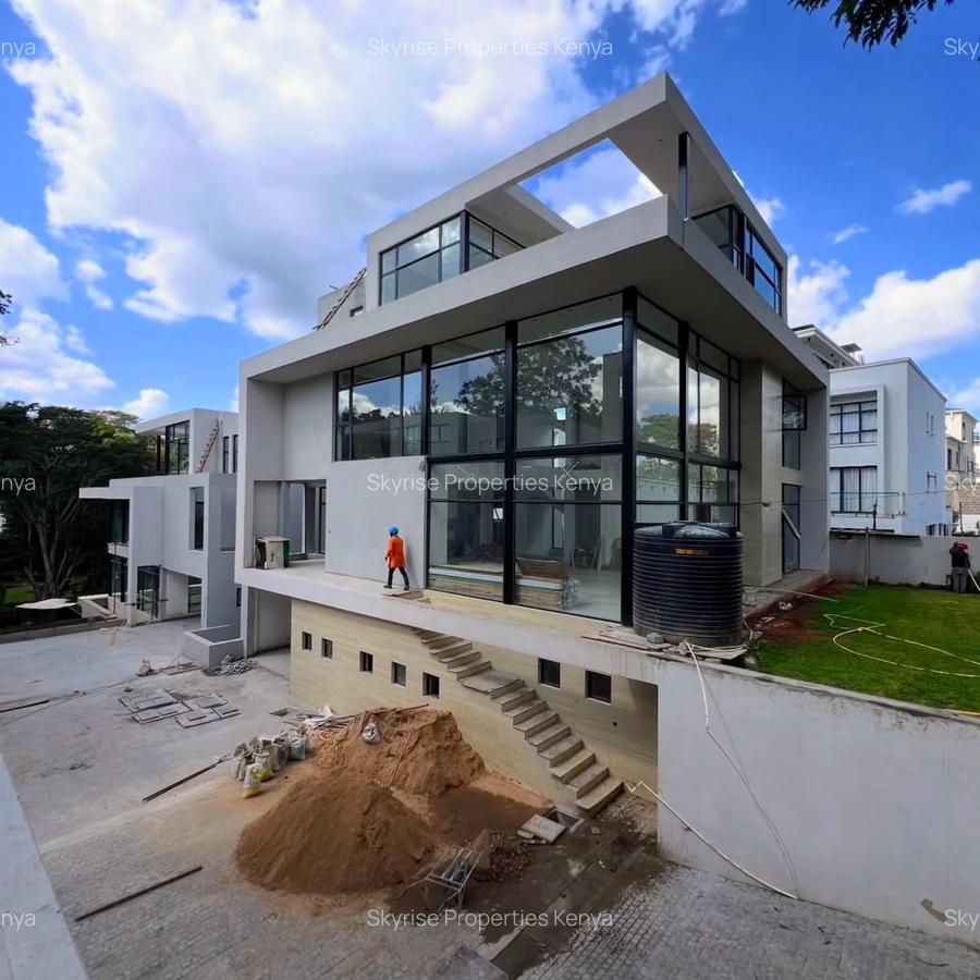 6 Bed Villa with En Suite in Lavington - 1