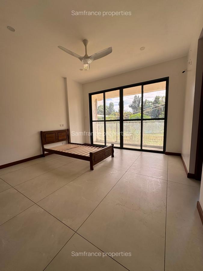 Serviced 3 Bed Apartment with En Suite at Moyne Drive - 11