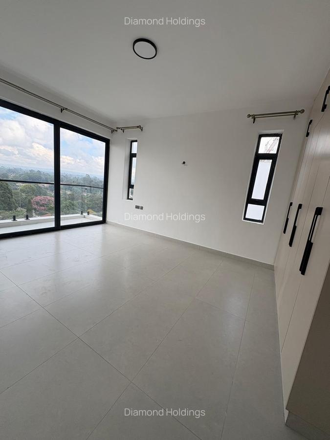 3 Bed Apartment with En Suite in Brookside - 1