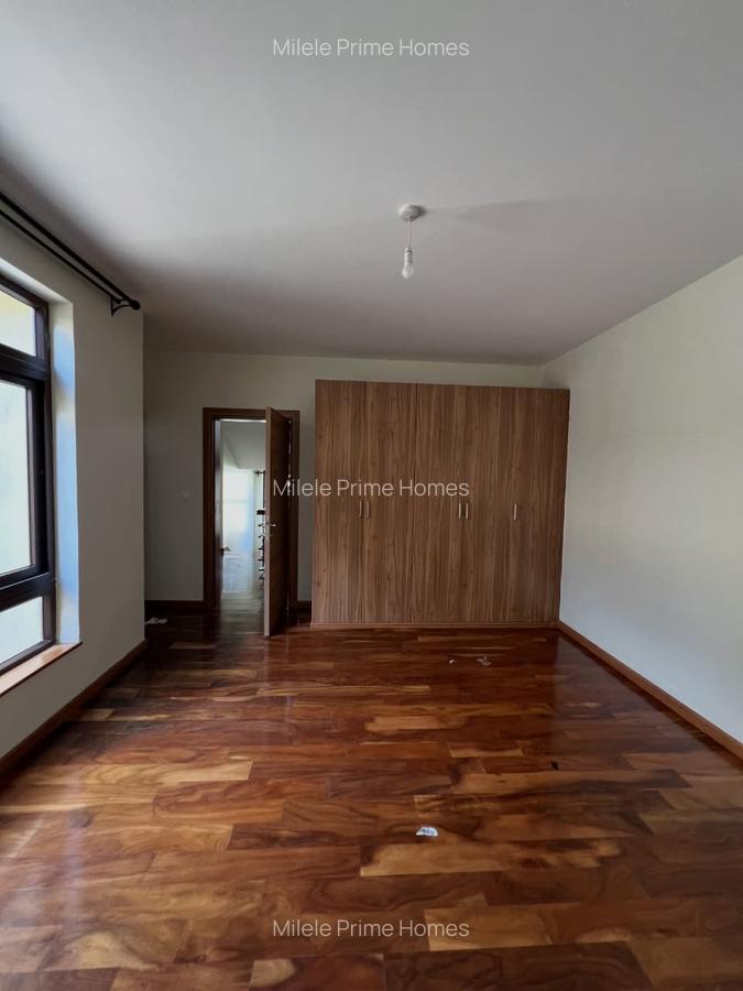 5 Bed Villa with En Suite at Lavington - 9