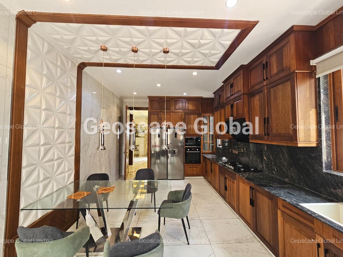 6 Bed House with En Suite in Lavington - 11