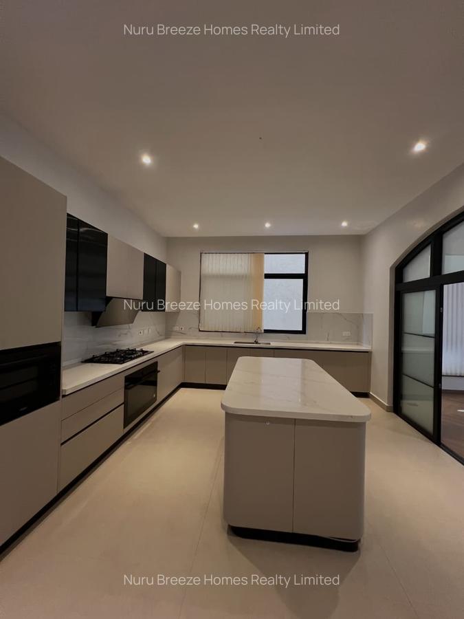 5 Bed Townhouse with En Suite in Lavington - 3