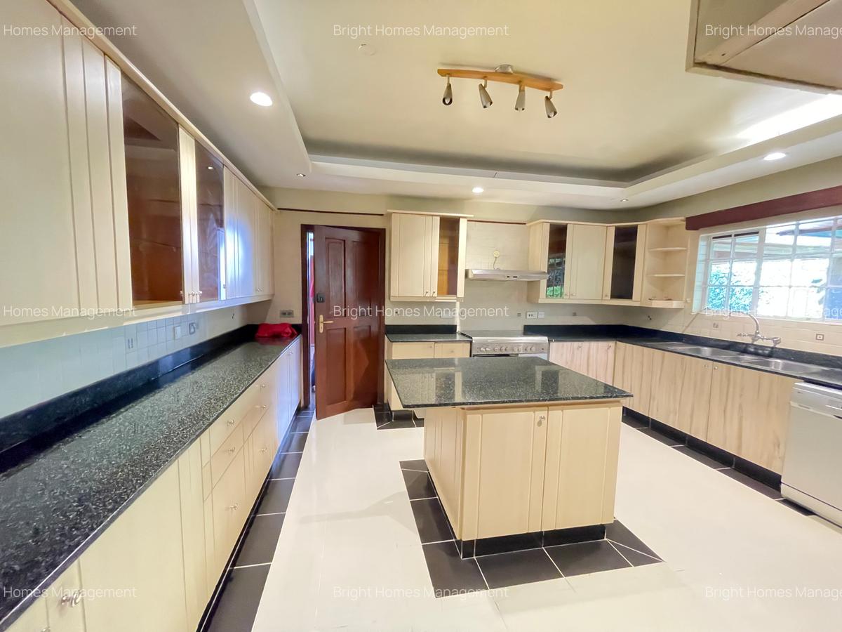 5 Bed Villa with En Suite in Spring Valley - 9