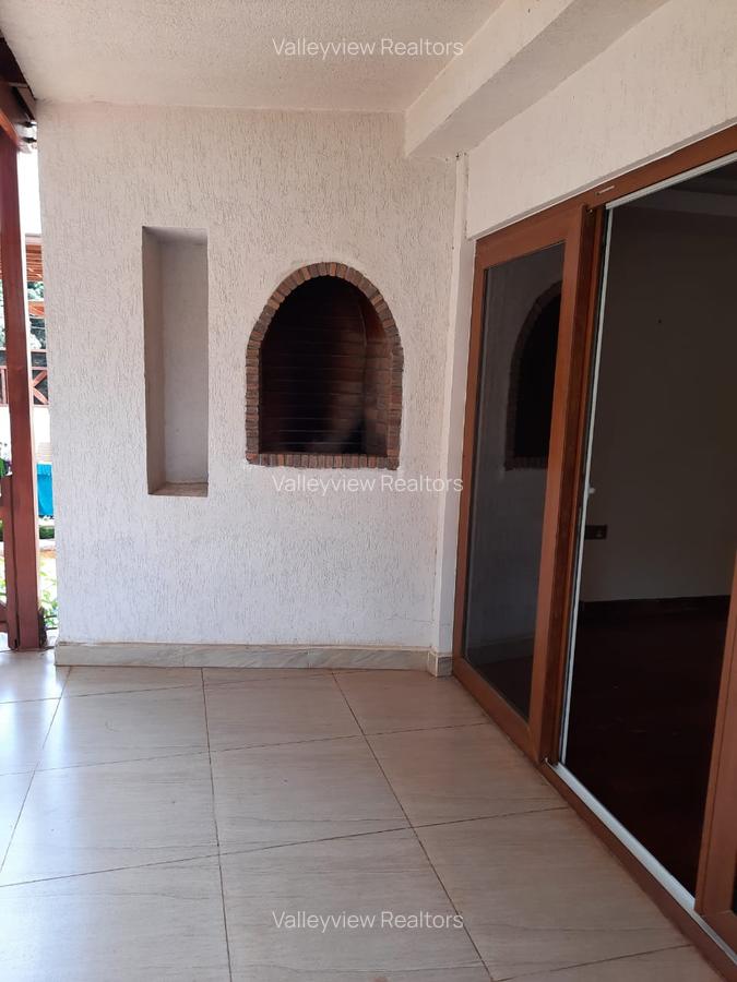 5 Bed Townhouse with En Suite at Lavington - 14