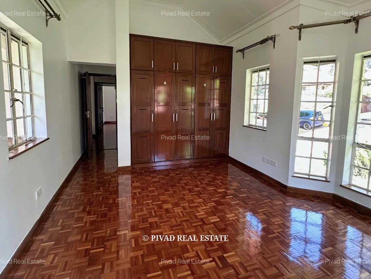5 Bed House with Swimming Pool in Rosslyn - 5