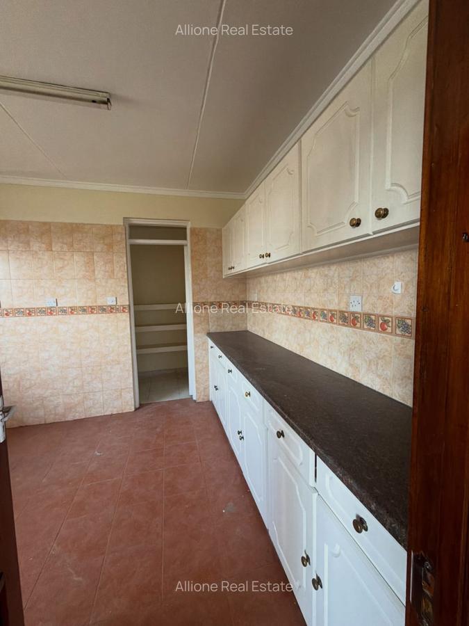 4 Bed Apartment with Parking at Off - Dennis Pritt Road - 4