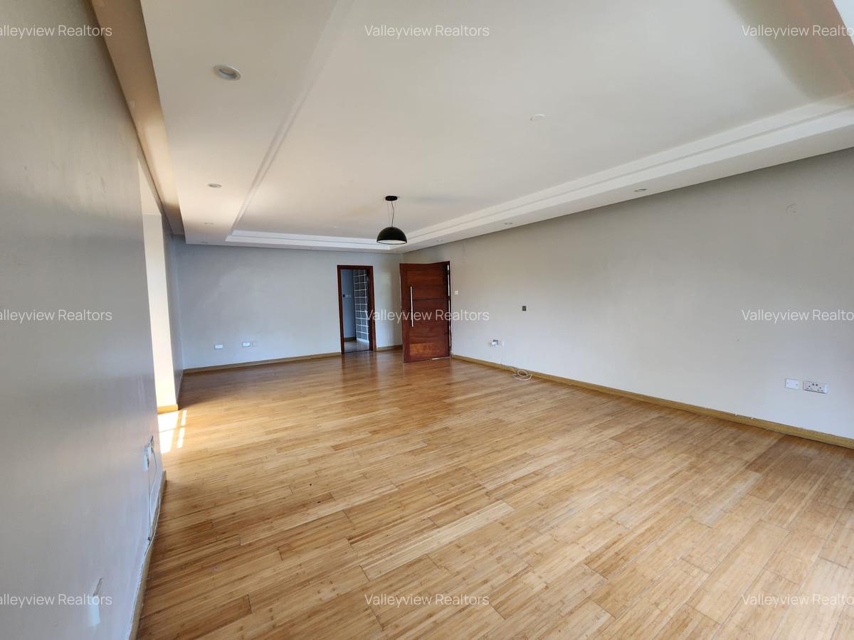 5 Bed Townhouse with En Suite at Lavington - 17
