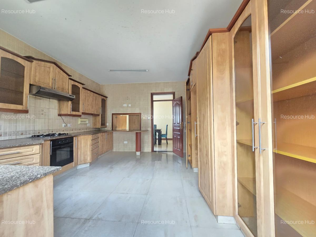 4 Bed Townhouse with En Suite at Off Brook House Drive - 8