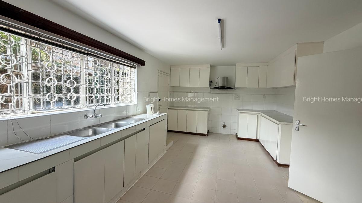 5 Bed House with En Suite in Lavington - 7