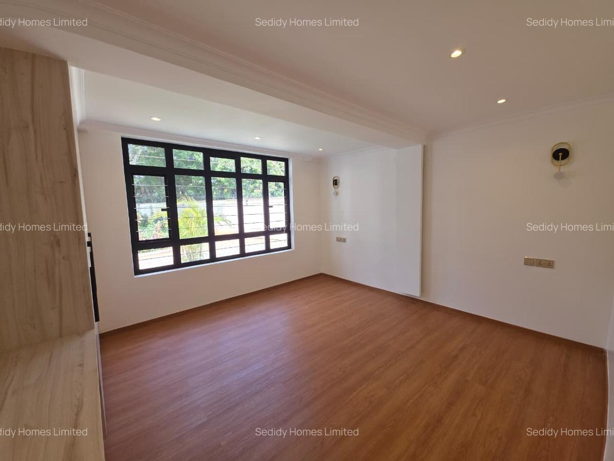 6 Bed House with En Suite in Runda - 11