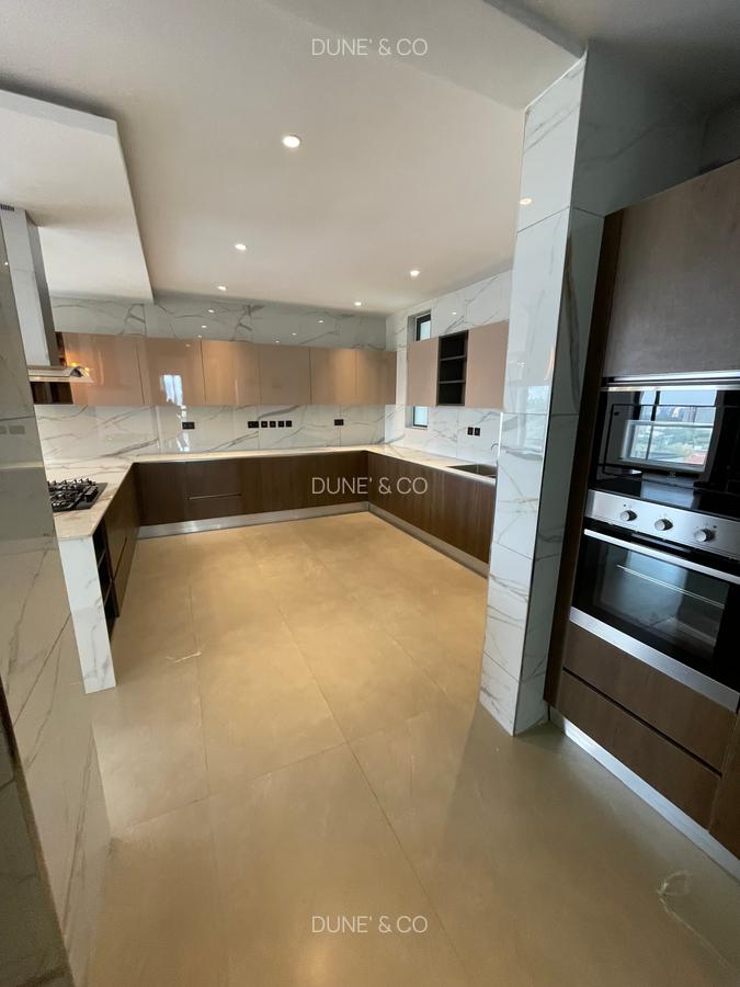 3 Bed Apartment with En Suite in Riverside - 11