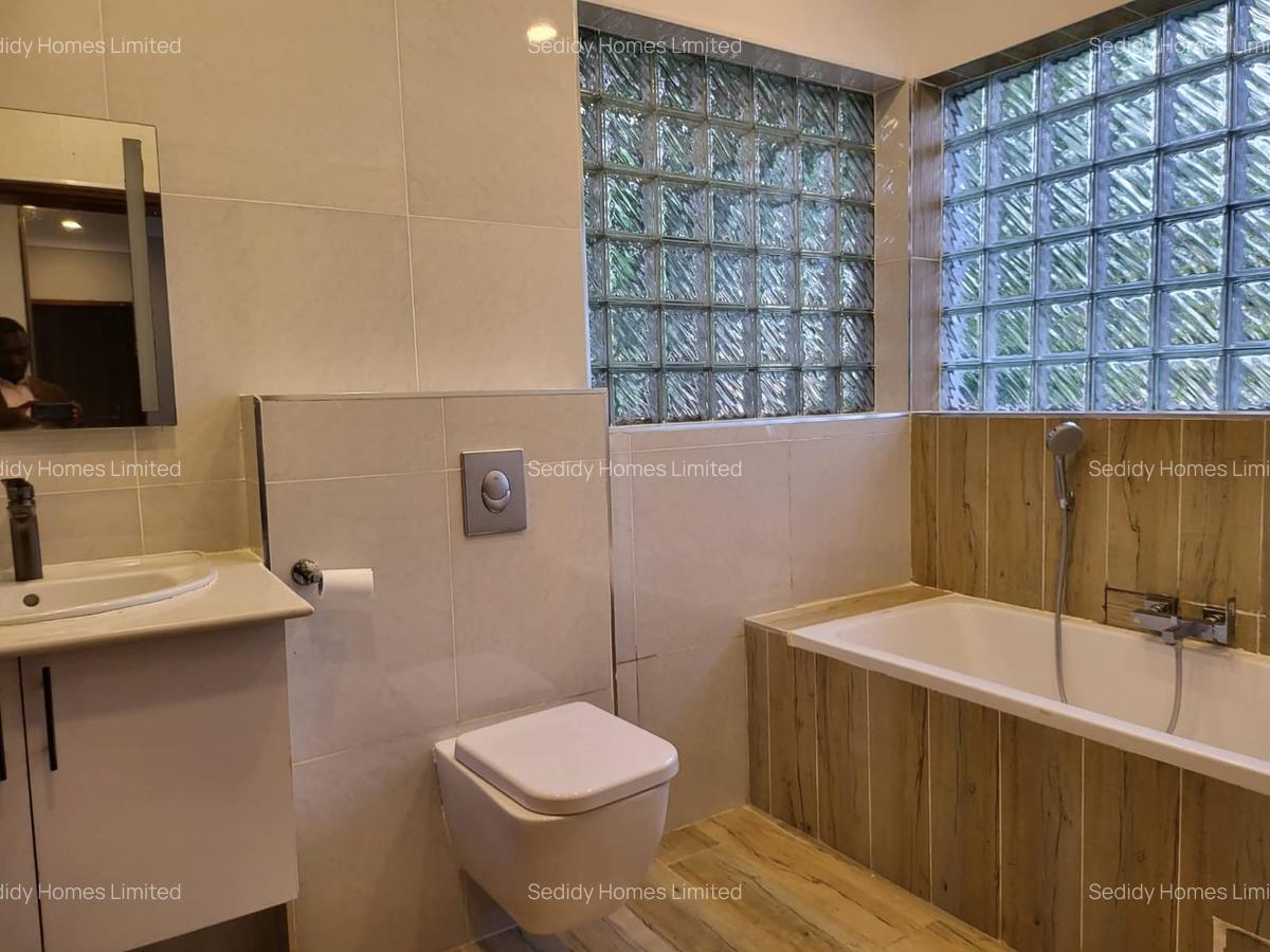 5 Bed Villa with Swimming Pool in Runda - 12