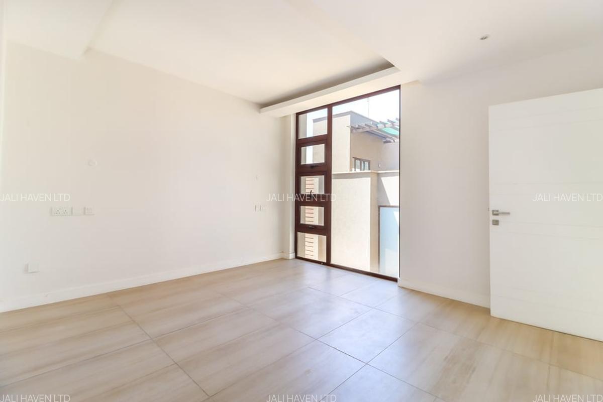 4 Bed Villa with En Suite in Lavington - 10