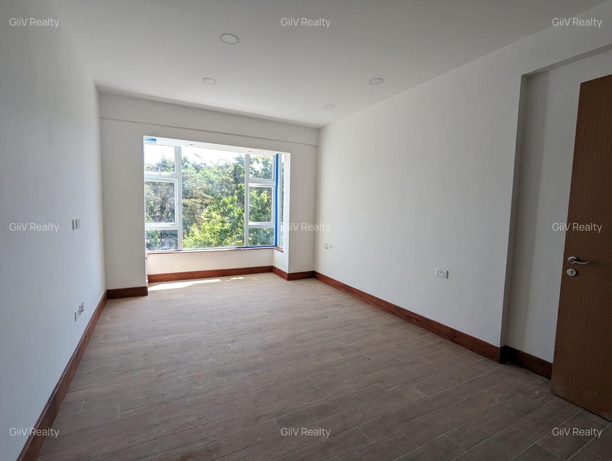 3 Bed Apartment with En Suite in Parklands - 10