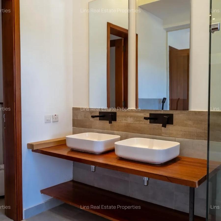 3 Bed House with En Suite in Rosslyn - 3