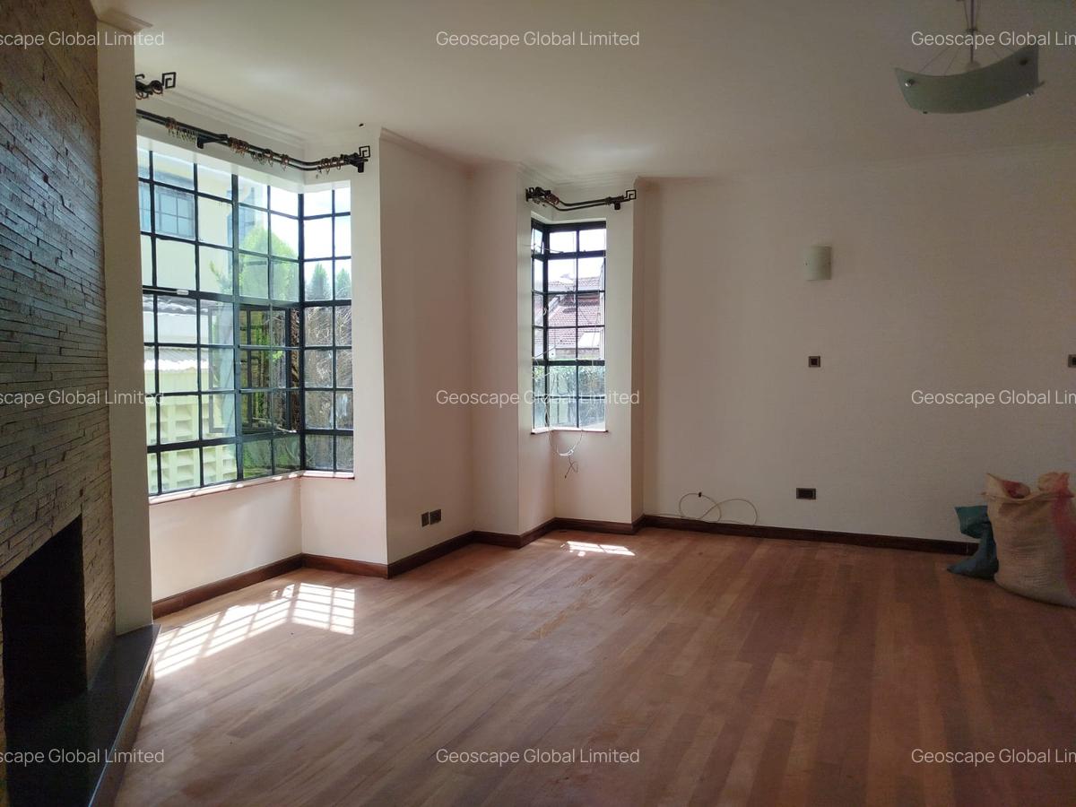 5 Bed House with En Suite in Lavington - 10