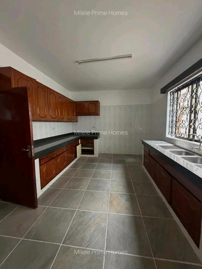 5 Bed Townhouse with En Suite at Off Ole Dume Road - 4