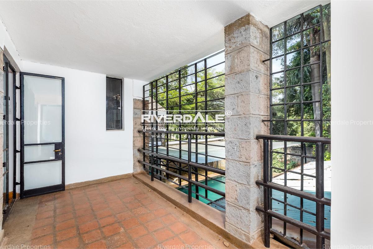 5 Bed House with En Suite in Runda - 12