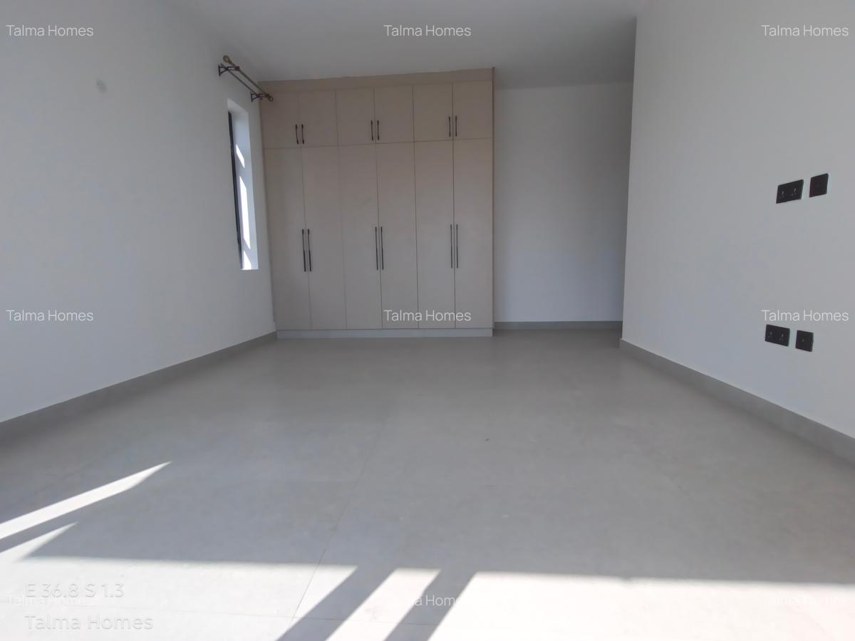 3 Bed Apartment with En Suite at Brookside - 16