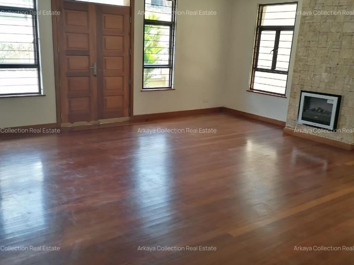 5 Bed House with En Suite in Lavington - 1
