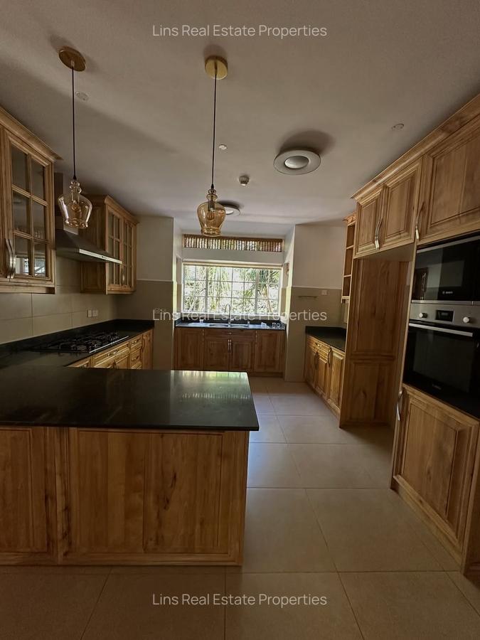 5 Bed Townhouse with En Suite in Rosslyn - 3