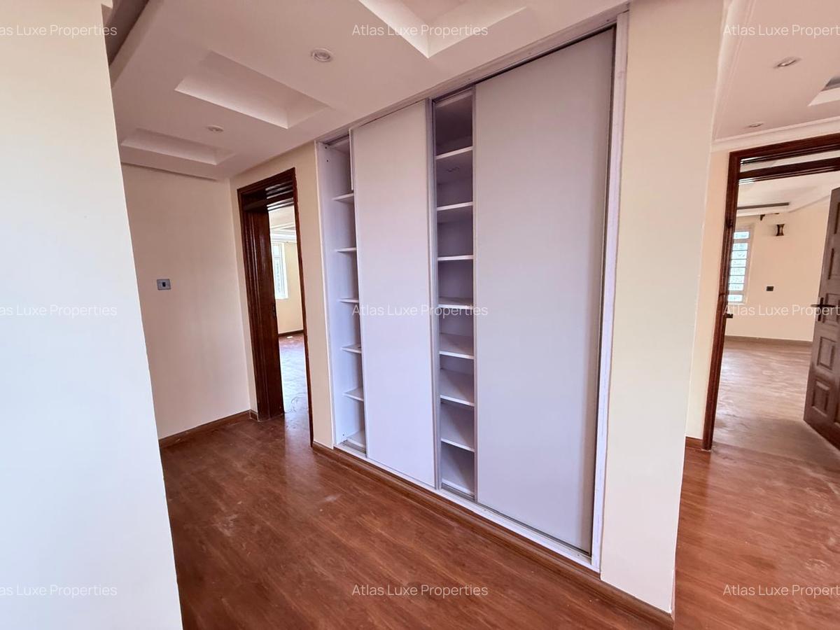 5 Bed Townhouse with En Suite in Ridgeways - 7